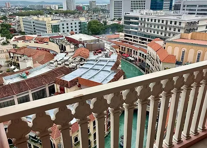 Venice Luxe Canal View, Pool, Kitchen, Canal Mall Access For 3 Guests Only Apartment Manila